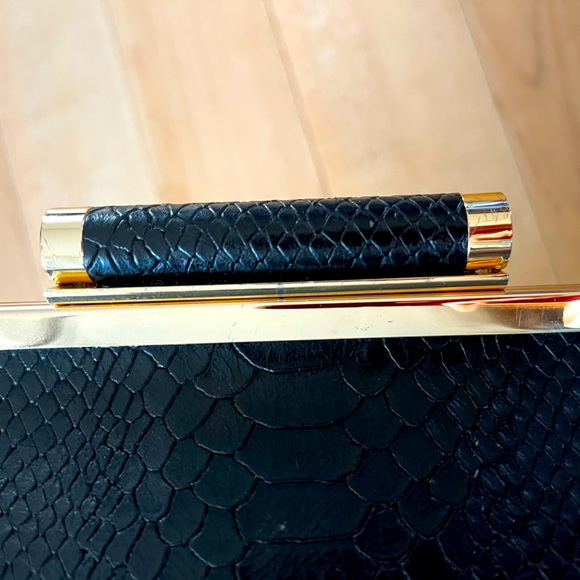 I.N.C INTERNACIONAL CONCEPTS Clutch Alligator pattern - Picture 3 of 6